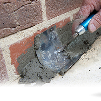 A mortar jonction being done with a trowel.