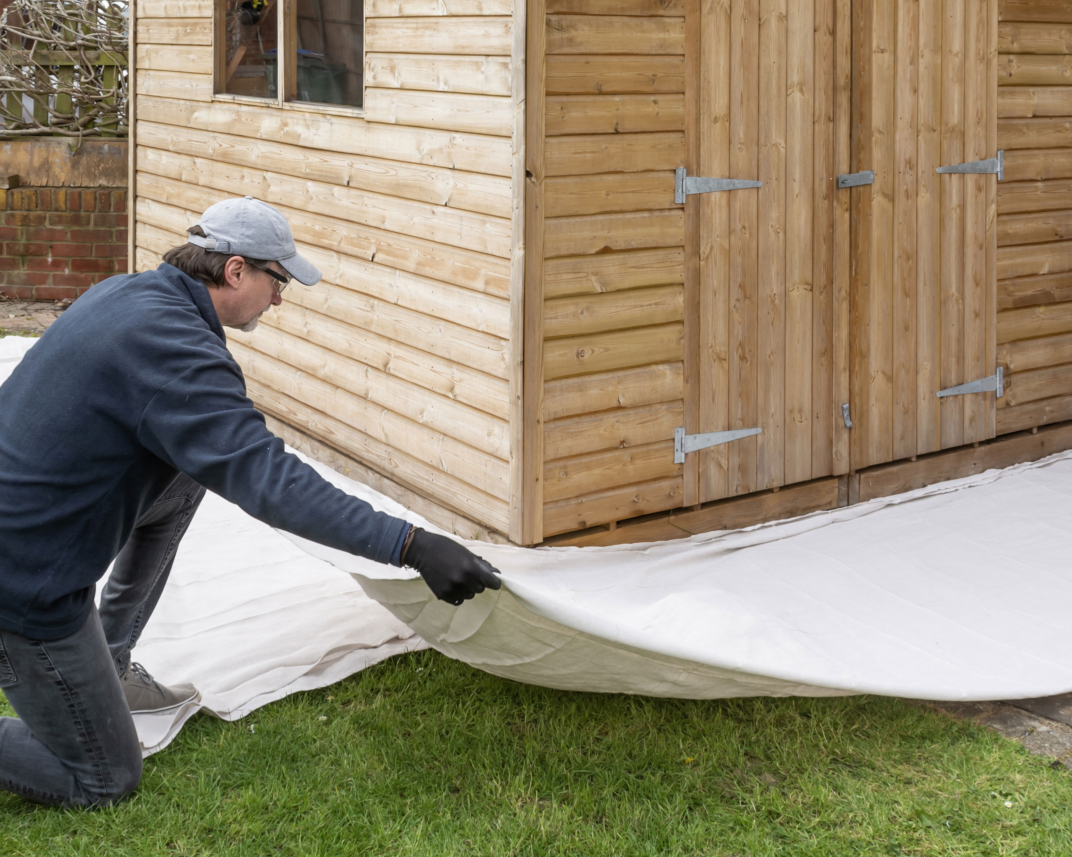 02 A Contractor Lays Ground Sheet 5x4