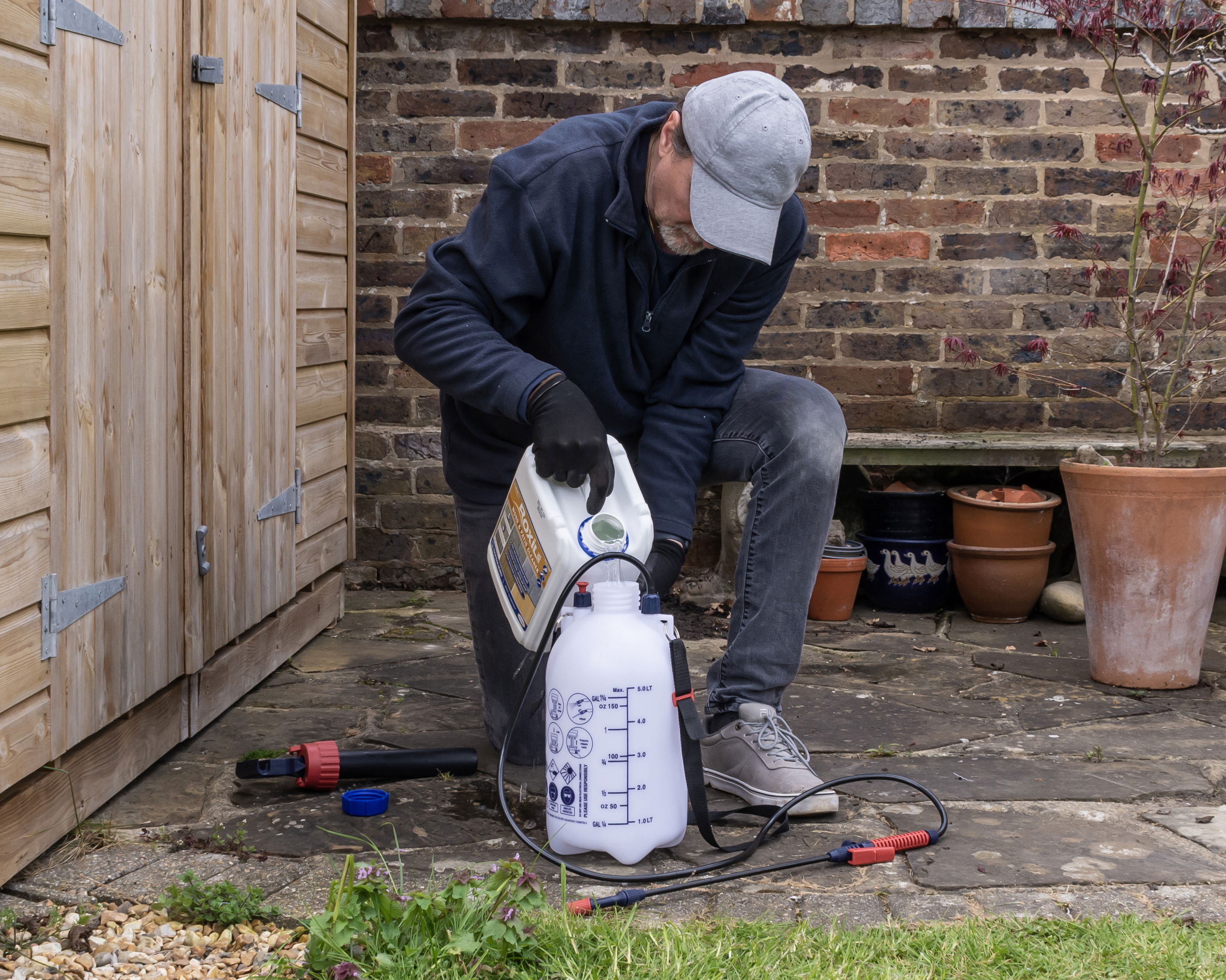 03 Roxil 100 fill 5 L sprayer